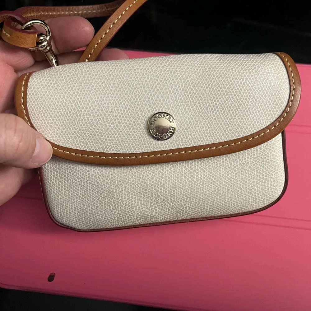 Dooney & Bourke White and Tan Clutch with Gold Accents NEW WITHOUT TAGS. - Picture 3 of 12